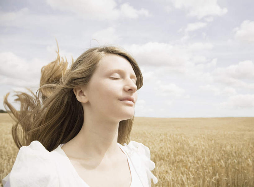 西方人,儿童,一个人,农田,站,闭眼,笑,微笑,横图,室外,白天,正面,裙子,纯洁,庄稼,农作物,欧洲,欧洲人,仅一个女性,仅一个人,阴影,连衣裙,光线,影子,云,云朵,棕色,麦田,云彩,小孩,蓝色,白色,白云,蓝天,天空,阳光,天,站着,仅一个小孩,可爱,童年,童趣,晴朗,吊带裙,童真,烂漫,无邪,天真,女孩,女人,女性,白种人,孩子,长发,直发,晴空,闭眼睛,闭着眼,闭着眼睛,站立,半身,彩图,耕地,庄稼田,女生