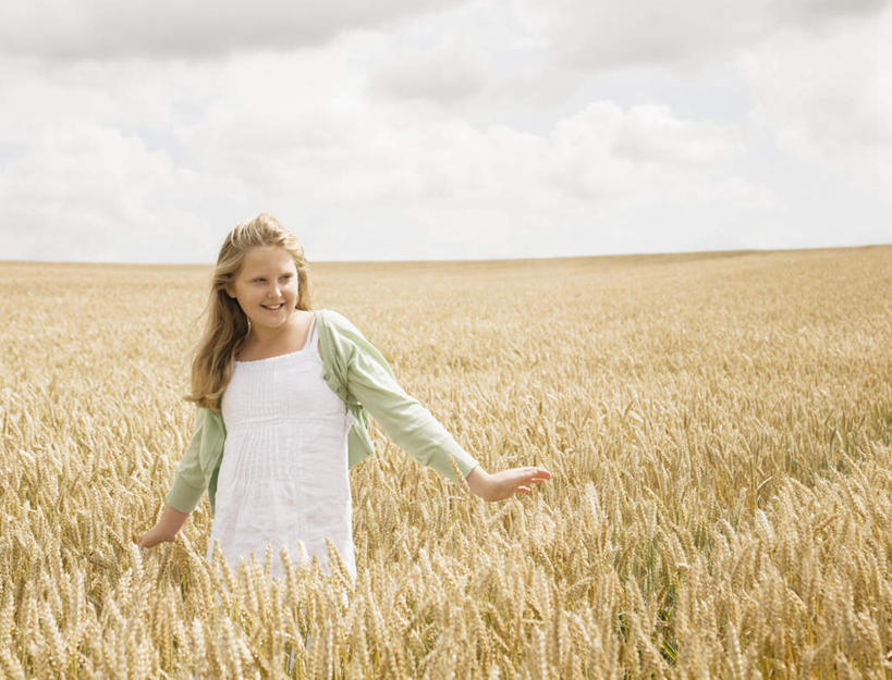 西方人,儿童,一个人,农田,站,伸展双臂,笑,微笑,露齿笑,横图,室外,白天,正面,裙子,纯洁,庄稼,农作物,欧洲,欧洲人,仅一个女性,仅一个人,阴影,连衣裙,光线,影子,地平线,云,云朵,辽阔,棕色,地面,麦田,云彩,注视,小孩,蓝色,白云,蓝天,天空,阳光,天,观察,看,站着,仅一个小孩,广阔,可爱,童年,童趣,晴朗,观看,一望无际,察看,关注,延伸,童真,烂漫,无邪,天地相交,无边无际,一马平川,天真,女孩,女人,女性,白种人,孩子,长发,晴空,敞开双臂,伸开双臂,展开双肩,站立,张开手臂,张开双臂,半身,彩图,耕地,庄稼田,女生