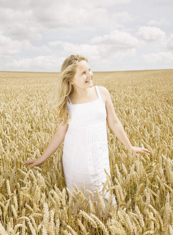 西方人,儿童,一个人,农田,站,笑,微笑,露齿笑,竖图,室外,白天,正面,裙子,纯洁,庄稼,农作物,欧洲,欧洲人,仅一个女性,仅一个人,阴影,连衣裙,光线,影子,地平线,云,云朵,辽阔,地面,麦田,云彩,注视,小孩,蓝色,白色,白云,蓝天,天空,阳光,天,观察,看,站着,仅一个小孩,广阔,金色,可爱,童年,童趣,晴朗,观看,一望无际,察看,关注,延伸,童真,烂漫,无邪,天地相交,无边无际,一马平川,天真,女孩,女人,女性,白种人,孩子,长发,晴空,站立,半身,彩图,耕地,庄稼田,女生