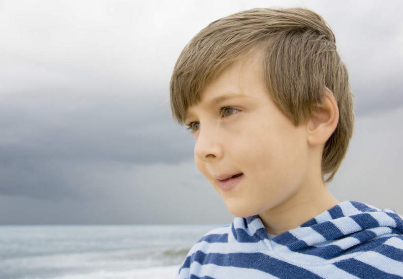 西方人,儿童,脸,头,脸颊,一个人,站,横图,室外,特写,白天,正面,纯洁,海浪,海洋,欧洲,欧洲人,仅一个男性,仅一个人,条纹,服装,浪花,乌云,云,阴天,云朵,棕色,云彩,注视,休闲装,肩膀,小孩,衣服,蓝色,天空,海水,天,观察,看,站着,仅一个小孩,休闲,休闲服,连帽衫,可爱,童年,童趣,服饰,观看,察看,昏暗,阴沉,关注,帽衫,海景,童真,烂漫,无邪,天真,男孩,男人,男性,白种人,孩子,头部,脸部,脸蛋,面部,大海,风浪,海,海水的波动,近岸浪,涌浪,站立,半身,彩图,短发,男生