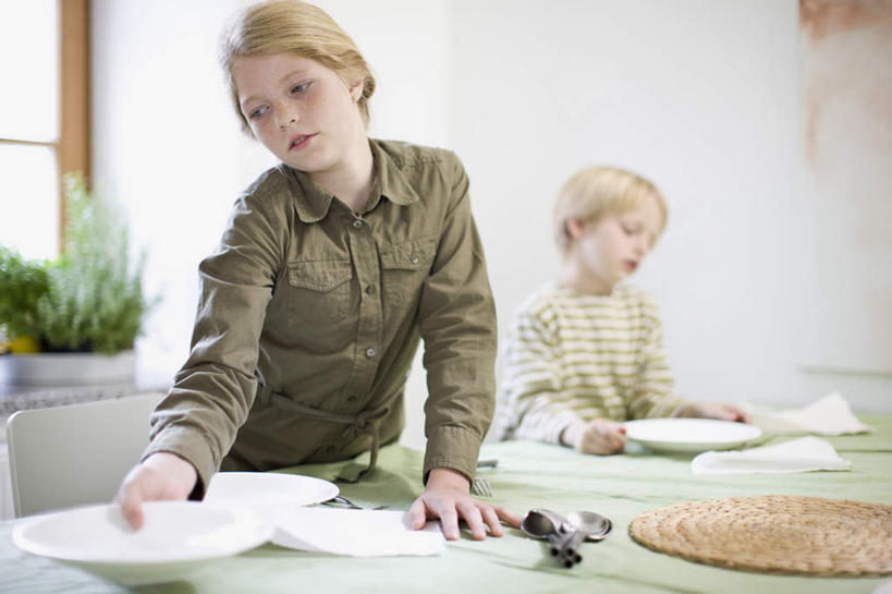 西方人,儿童,两个人,家庭,兄弟,姐妹,站,坐,横图,室内,白天,正面,纯洁,植物,餐桌,窗户,桌面,桌子,餐具,欧洲,欧洲人,握,条纹,服装,碟子,盘,盆栽,墙,棕色,盆景,拿,拿着,注视,休闲装,玻璃窗,墙壁,墙面,小孩,衣服,绿色,自然,盘子,餐巾,碟,观察,看,站着,休闲,温暖,温馨,一家人,休闲服,可爱,童年,童趣,握着,服饰,生长,成长,餐台,观看,和睦,察看,关注,童真,烂漫,无邪,保洁方巾,口布,天真,男孩,男人,男性,女孩,女人,女性,白种人,站立,坐着,半身,彩图,融洽,男生,女生