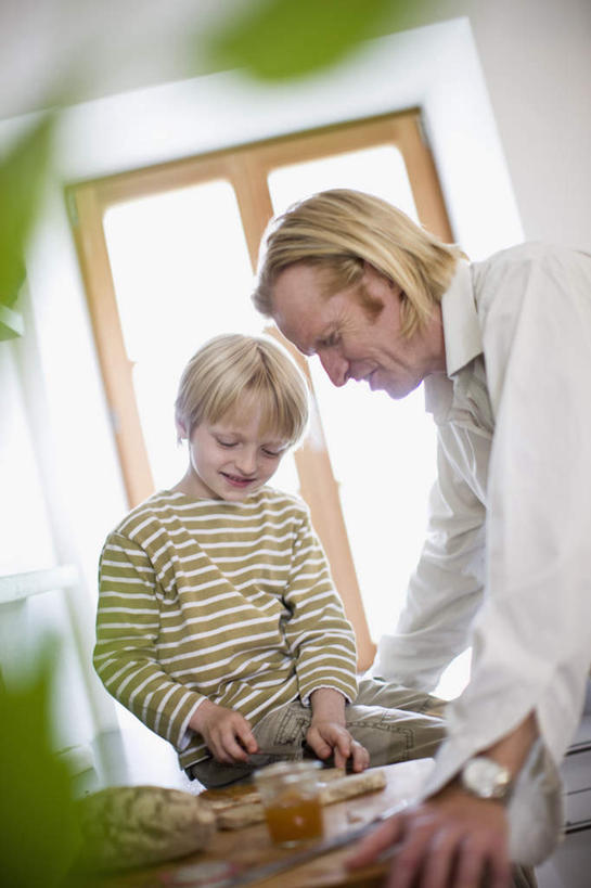 西方人,儿童,中年人,两个人,家庭,父亲,儿子,站,坐,笑,微笑,露齿笑,竖图,室内,白天,正面,衬衫,纯洁,厨房,桌面,桌子,欧洲,欧洲人,握,条纹,服装,朦胧,模糊,时间,时钟,手表,墙,案板,拿,计时,拿着,注视,休闲装,墙壁,墙面,砧板,小孩,衣服,钟表,观察,看,站着,休闲,温暖,温馨,父子,一家人,休闲服,表,父爱,可爱,童年,童趣,握着,服饰,观看,腕表,和睦,察看,关注,童真,烂漫,无邪,天真,男孩,男人,男性,中年男性,白种人,孩子,钟,站立,坐着,半身,彩图,衬衣,灶间,厨房料理台,融洽,男生,料理台