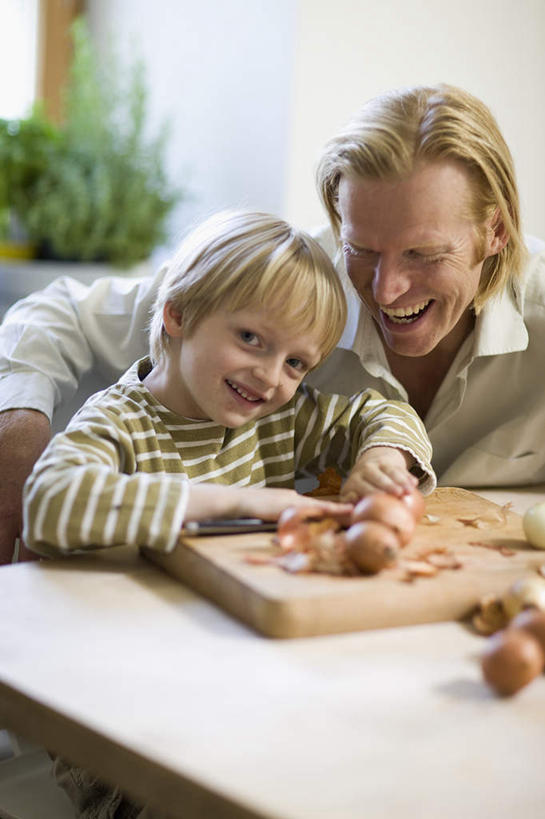 西方人,儿童,中年人,两个人,家庭,父亲,儿子,坐,笑,微笑,露齿笑,竖图,室内,白天,正面,衬衫,纯洁,植物,厨房,桌面,桌子,欧洲,欧洲人,握,条纹,服装,盆栽,墙,蛋,鸡蛋,案板,盆景,拿,拿着,注视,休闲装,墙壁,墙面,砧板,小孩,衣服,绿色,自然,观察,看,休闲,温暖,温馨,父子,一家人,休闲服,父爱,可爱,童年,童趣,握着,服饰,生长,成长,观看,和睦,察看,关注,童真,烂漫,无邪,卵,天真,男孩,男人,男性,中年男性,白种人,孩子,坐着,半身,彩图,衬衣,灶间,厨房料理台,融洽,男生,料理台