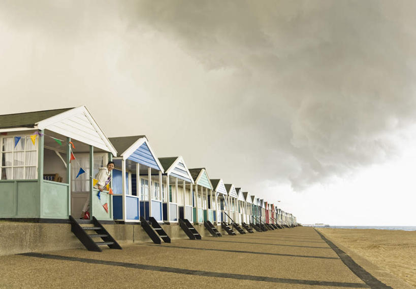 西方人,一个人,家,站,横图,室外,白天,正面,美景,沙滩,楼梯,欧洲,欧洲人,仅一个女性,仅一个人,一排,许多,朦胧,模糊,整齐,沙子,房屋,阶梯,屋子,海岸,景观,乌云,云,阴天,云朵,沙地,云彩,注视,楼房,台阶,住宅,排列,天空,自然,天,扶,观察,看,站着,仅一个中年女性,景色,观看,察看,扶着,昏暗,阴沉,队列,关注,自然风光,女人,女性,中年女性,白种人,海滩,站立,半身,彩图,房子