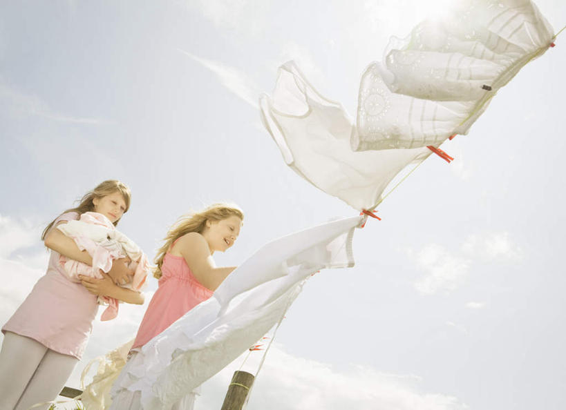 西方人,儿童,两个人,家庭,姐妹,站,捧,笑,微笑,露齿笑,横图,室外,白天,仰视,裙子,纯洁,欧洲,欧洲人,许多,吊挂,晾晒,悬挂,阴影,连衣裙,服装,光线,影子,塑料,云,云朵,挂,云彩,注视,休闲装,小孩,衣服,粉色,蓝色,白云,蓝天,天空,阳光,夹子,晾衣绳,绳子,塑料制品,天,观察,看,站着,休闲,温暖,温馨,一家人,休闲服,橙色,金色,可爱,童年,童趣,服饰,晴朗,观看,和睦,察看,衣着,穿着,关注,童真,衣夹,烂漫,无邪,衣饰,天真,女孩,女人,女性,白种人,长发,晴空,端,端着,捧着,手捧,站立,半身,彩图,低角度拍摄,融洽,女生