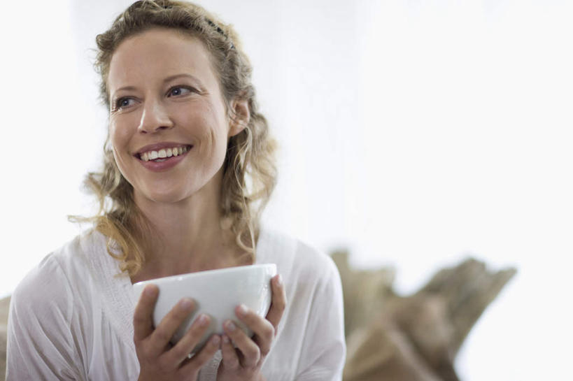 西方人,一个人,坐,捧,笑,微笑,露齿笑,横图,室外,白天,正面,靠垫,沙发,欧洲,欧洲人,仅一个女性,仅一个人,阴影,服装,朦胧,模糊,光线,影子,陶瓷,靠枕,陶瓷制品,注视,休闲装,衣服,白色,天空,阳光,容器,垫子,碗,枕头,天,观察,看,仅一个中年女性,休闲,休闲服,金色,服饰,观看,储藏,察看,储存,关注,布艺沙发,女人,女性,中年女性,白种人,长发,卷发,端,端着,捧着,手捧,坐着,半身,彩图,贮存