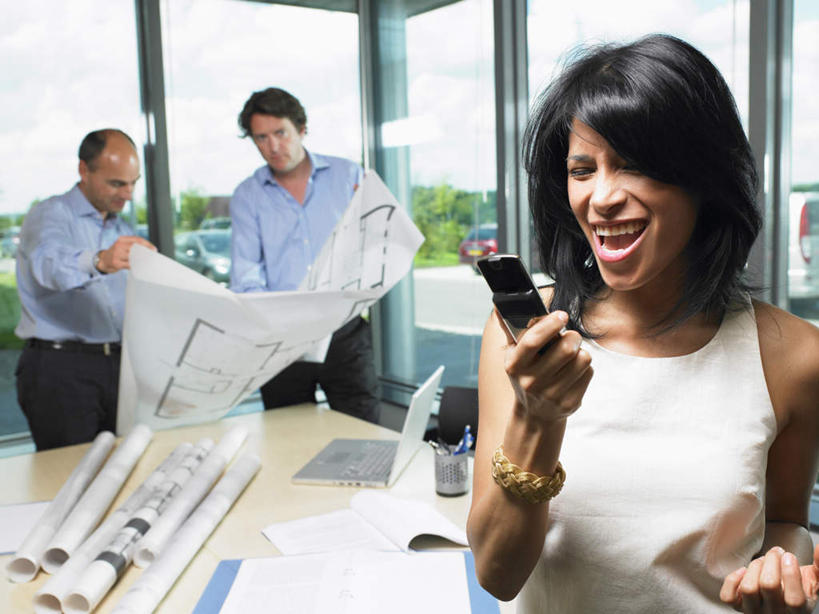 西方人,三个人,伙伴,朋友,商务人士,商务男性,商务女性,办公室,站,说,打电话,横图,室内,白天,正面,衬衫,讨论,友谊,合作,团队,植物,窗户,桌面,桌子,电话,手机,欧洲,欧洲人,握,套装,开会,会议,图纸,办公桌,设计图,拿,大喊,拿着,注视,通讯设备,玻璃窗,装饰品,树,树木,绿色,自然,饰品,手链,首饰,观察,看,站着,战略,握着,手镯,生长,成长,观看,察看,喊叫,关注,商务装,镯子,工程图,草图,蓝图,工薪阶层,联合,合谋,交流,配合,协作,男人,男性,年轻女性,女人,女性,中年男性,白种人,白领,上班族,设计,沟通,讲话,交谈,商讨,说话,谈话,通话,站立,半身,彩图,衬衣