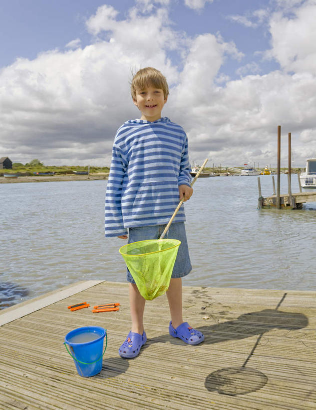 西方人,儿童,一个人,站,笑,微笑,露齿笑,竖图,室外,白天,正面,纯洁,海浪,海洋,欧洲,欧洲人,仅一个男性,仅一个人,握,阴影,条纹,服装,光线,木板,桶,影子,塑料,浪花,云,云朵,桥,木桥,拿,云彩,拿着,注视,休闲装,栈桥,小孩,衣服,蓝色,白云,蓝天,天空,阳光,海水,容器,塑料制品,天,观察,看,站着,仅一个小孩,休闲,休闲服,可爱,童年,童趣,握着,服饰,渔网,晴朗,观看,人行桥,木板桥,储藏,渔具,塑料桶,察看,储存,关注,抓捕,捕捞,鱼网,海景,童真,烂漫,无邪,拉网,捕捞工具,天真,男孩,男人,男性,白种人,孩子,大海,风浪,海,海水的波动,近岸浪,涌浪,晴空,站立,彩图,全身,贮存,男生