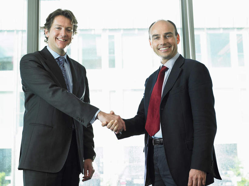 西方人,两个人,伙伴,朋友,商务人士,商务男性,办公室,站,握手,笑,微笑,露齿笑,横图,室内,白天,正面,衬衫,友谊,合作,团队,窗户,欧洲,欧洲人,阴影,套装,光线,影子,注视,玻璃窗,阳光,观察,看,站着,战略,观看,察看,关注,商务装,工薪阶层,联合,合谋,配合,协作,男人,男性,中年男性,白种人,白领,上班族,搀手,拉手,手搀手,手拉手,手牵手,手握手,站立,半身,彩图,衬衣