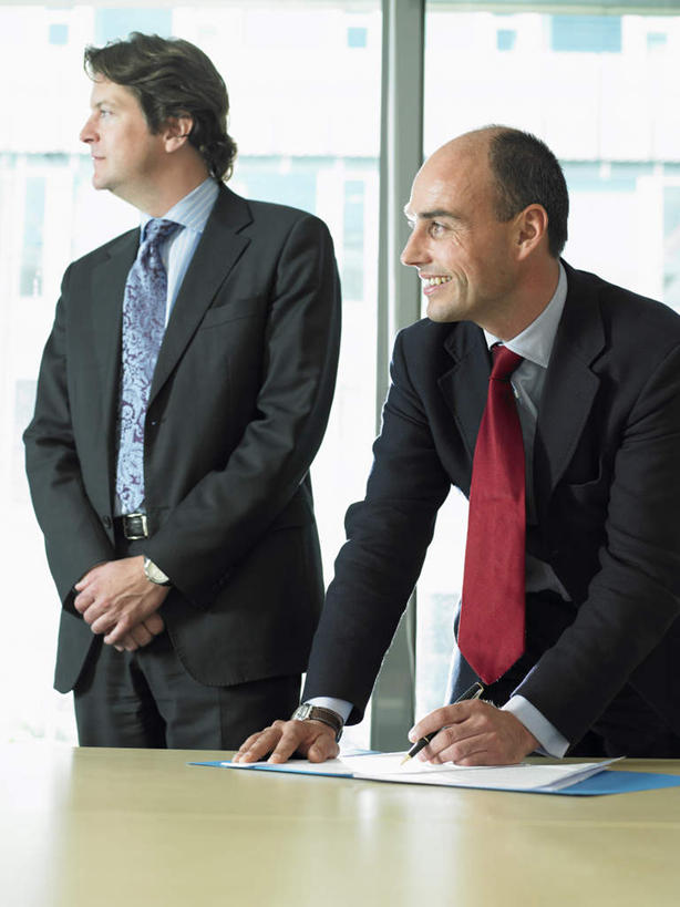 西方人,两个人,伙伴,朋友,商务人士,商务男性,办公室,站,笑,微笑,竖图,室内,白天,正面,衬衫,友谊,合作,团队,窗户,桌面,桌子,欧洲,欧洲人,握,写字,阴影,套装,光线,材料,档案,文件,影子,纸,办公桌,拿,拿着,注视,玻璃窗,阳光,手稿,资料,观察,看,站着,战略,握着,观看,合同,证明,变更,察看,书写,关注,文档,商务装,协议,工薪阶层,联合,合谋,设立,终止,配合,协作,男人,男性,中年男性,白种人,白领,上班族,站立,半身,彩图,衬衣