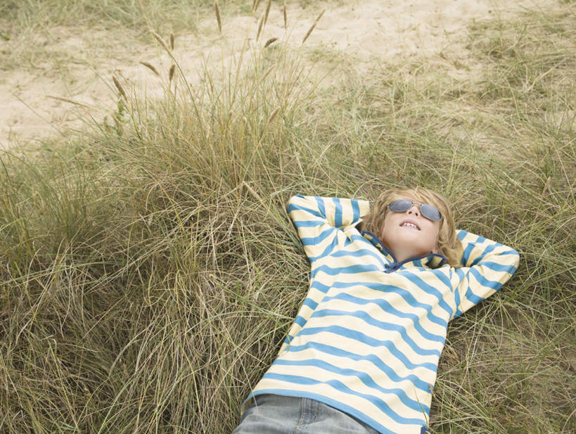 西方人,儿童,一个人,躺,笑,微笑,横图,俯视,室外,白天,纯洁,草地,草坪,植物,欧洲,欧洲人,仅一个男性,仅一个人,阴影,条纹,服装,光线,墨镜,眼镜,影子,注视,休闲装,草,小孩,衣服,绿色,阳光,太阳镜,太阳眼镜,观察,看,仅一个小孩,休闲,休闲服,遮阳镜,可爱,童年,童趣,服饰,观看,察看,双手抱头,关注,童真,烂漫,无邪,卧着,天真,男孩,男人,男性,白种人,孩子,躺着,卧,半身,彩图,高角度拍摄,男生