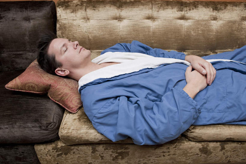 西方人,一个人,躺,闭眼,睡,横图,俯视,室内,白天,浴袍,靠垫,沙发,欧洲,欧洲人,仅一个男性,仅一个人,靠枕,仅一个年轻男性,蓝色,垫子,枕头,手放前,布艺沙发,卧着,男人,男性,年轻男性,白种人,闭眼睛,闭着眼,闭着眼睛,困,困觉,寝息,睡觉,躺着,卧,半身,彩图,高角度拍摄,汤帷子,浴衣