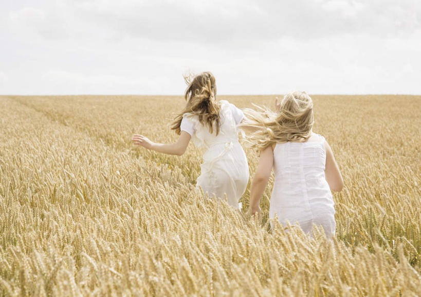西方人,儿童,两个人,家庭,姐妹,农田,伸展双臂,横图,室外,白天,裙子,纯洁,庄稼,农作物,欧洲,欧洲人,奔驰,阴影,连衣裙,光线,影子,地平线,云,云朵,辽阔,地面,麦田,云彩,小孩,背面,蓝色,白云,蓝天,天空,阳光,天,奔跑,广阔,温暖,温馨,一家人,金色,可爱,童年,童趣,晴朗,一望无际,和睦,延伸,童真,烂漫,无邪,天地相交,无边无际,一马平川,天真,女孩,女人,女性,白种人,长发,晴空,敞开双臂,伸开双臂,展开双肩,张开手臂,张开双臂,半身,彩图,耕地,庄稼田,融洽,女生