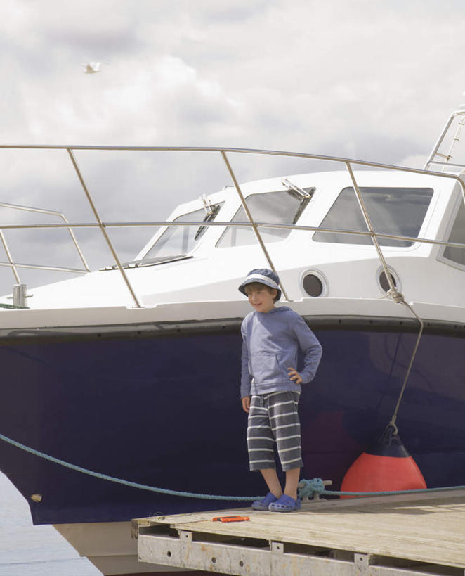 西方人,儿童,一个人,栏杆,码头,站,笑,微笑,竖图,室外,白天,正面,纯洁,海浪,海洋,港口,船,帽子,欧洲,欧洲人,仅一个男性,仅一个人,一艘,停靠,阴影,条纹,服装,光线,影子,柱子,浪花,云,云朵,围栏,游艇,云彩,注视,休闲装,手叉腰,护栏,小孩,衣服,蓝色,白云,蓝天,天空,阳光,海水,遮阳帽,交通工具,天,叉腰,观察,看,站着,仅一个小孩,休闲,休闲服,橙色,可爱,童年,童趣,服饰,晴朗,观看,察看,关注,停泊,载具,缆绳,海景,童真,烂漫,无邪,游艇码头,系船柱,缆绳桩,缆绳柱,系缆桩,天真,男孩,男人,男性,白种人,孩子,大海,风浪,海,海水的波动,近岸浪,涌浪,晴空,站立,彩图,全身,摆渡口,埠头,渡口,渡头,港湾,海港,货运码头,口岸,商港,男生