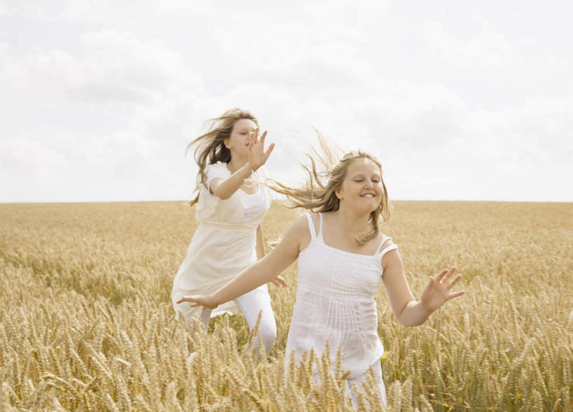 西方人,儿童,两个人,家庭,姐妹,农田,笑,微笑,露齿笑,横图,室外,白天,正面,裙子,纯洁,庄稼,农作物,欧洲,欧洲人,奔驰,阴影,连衣裙,光线,影子,地平线,云,云朵,辽阔,地面,麦田,云彩,注视,小孩,蓝色,白云,蓝天,天空,阳光,天,奔跑,观察,看,广阔,温暖,温馨,一家人,金色,可爱,童年,童趣,晴朗,观看,一望无际,和睦,察看,张开五指,关注,延伸,童真,烂漫,无邪,天地相交,无边无际,一马平川,天真,女孩,女人,女性,白种人,长发,晴空,半身,彩图,耕地,庄稼田,五指张开,融洽,女生