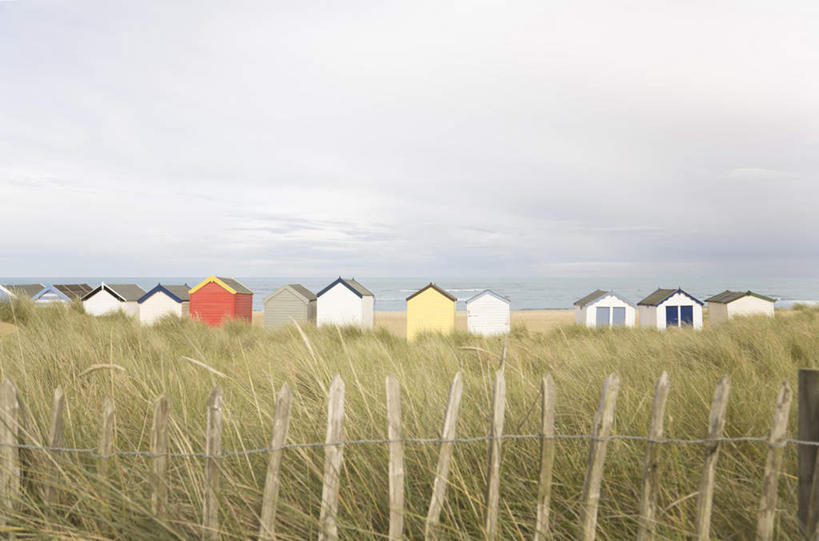 无人,家,横图,室外,白天,正面,美景,沙滩,植物,英国,欧洲,一排,许多,枯萎,朦胧,模糊,整齐,沙子,房屋,屋子,海岸,景观,云,云朵,枯草,沙地,云彩,楼房,英格兰,住宅,草,排列,黄色,蓝色,白云,蓝天,天空,自然,天,景色,晴朗,西欧,队列,自然风光,大不列颠,大不列颠及北爱尔兰联合王国,大不列颠联合王国,日不落英帝国,英吉利,萨福克,萨福克郡,海滩,晴空,彩图,房子