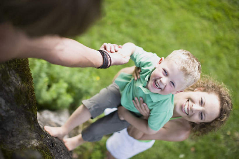 西方人,儿童,中年人,头发,三个人,家庭,夫妻,母亲,父亲,儿子,站,举,抱,笑,微笑,露齿笑,横图,俯视,室外,白天,T恤衫,爱情,纯洁,草地,草坪,植物,欧洲,欧洲人,服装,朦胧,模糊,棕色,浪漫,T恤,注视,休闲装,光脚,草,树,树木,小孩,衣服,绿色,自然,观察,看,托,站着,休闲,温暖,温馨,父子,母子,三口之家,一家人,赤脚,休闲服,恩爱,父爱,可爱,母爱,童年,童趣,恋人,服饰,生长,成长,抱着,观看,和睦,察看,搂着,关注,童真,烂漫,无邪,天真,男孩,男人,男性,女人,女性,中年男性,中年女性,白种人,孩子,夫妇,情侣,举起,举手,举着,搂,向上举,向上伸,向上托,站立,彩图,高角度拍摄,全身,伴侣,融洽,男生