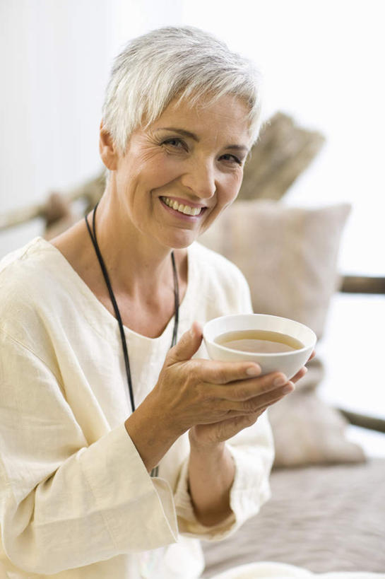 西方人,头发,一个人,坐,捧,笑,微笑,露齿笑,竖图,室内,白天,正面,幸福,植物,茶,靠垫,沙发,杯子,项链,欧洲,欧洲人,仅一个女性,仅一个人,服装,茶叶,枝条,靠枕,注视,休闲装,娱乐,装饰品,树,树木,树枝,衣服,白色,饰品,首饰,水杯,垫子,枕头,观察,看,仅一个中年女性,享受,休闲,温馨,休闲服,放松,乐趣,服饰,观看,察看,提神,舒适,关注,醒脑,布艺沙发,虬枝,枝杈,女人,女性,中年女性,白种人,茶杯,端,端着,捧着,手捧,坐着,半身,彩图,短发