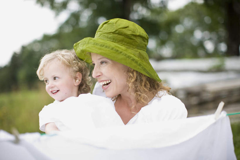 西方人,婴儿,儿童,中年人,两个人,家庭,母亲,站,抱,笑,微笑,露齿笑,横图,室外,白天,正面,婴儿服装,纯洁,草地,草坪,植物,帽子,欧洲,欧洲人,吊挂,悬挂,阴影,服装,朦胧,模糊,光线,影子,塑料,挂,注视,休闲装,草,树,树木,小孩,衣服,绿色,白色,天空,阳光,自然,夹子,晾衣绳,绳子,塑料制品,遮阳帽,天,观察,看,站着,休闲,温暖,温馨,一家人,休闲服,可爱,母爱,童年,童趣,服饰,活泼,生长,成长,抱着,观看,和睦,察看,搂着,关注,宝宝,童真,衣夹,纯真,烂漫,无邪,母婴,伶俐,天真,女人,女性,中年女性,白种人,孩子,搂,搂抱,站立,半身,彩图,婴儿服,融洽