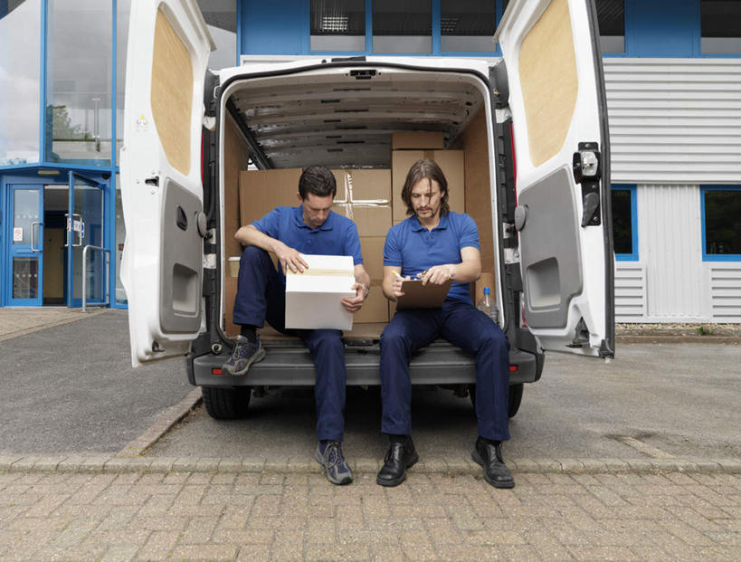 西方人,两个人,伙伴,朋友,坐,横图,室外,白天,正面,工作服,制服,友谊,合作,团队,窗户,汽车,欧洲,欧洲人,握,写字,包装,笔,纸箱,墙,办公用品,地面,面包车,拿,拿着,注视,玻璃窗,墙壁,墙面,车,文具,蓝色,容器,学习用品,箱子,交通工具,观察,看,快递员,战略,握着,观看,文具用品,察看,书写,关注,载具,纸板箱,记录板,快递,速递,记事板,包装箱,联合,合谋,工作制服,配合,协作,男人,男性,中年男性,白种人,屈膝,坐着,彩图,全身,工作套服