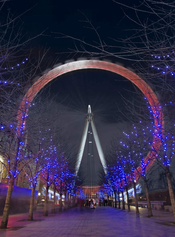 无人,游乐园,竖图,室外,夜晚,长时间曝光,仰视,度假,美景,植物,城市风光,城市,道路,路,游乐场,公路,照明,英国,欧洲,伦敦,朦胧,模糊,彩灯,景观,摩天轮,灯光,交通,首都,娱乐,伦敦眼,泰晤士河,灯,树,树木,绿色,紫色,天空,自然,灯具,天,享受,休闲,景色,放松,花灯,生长,成长,照亮,照明设备,西欧,大不列颠,曝光,威斯敏斯特市,大不列颠及北爱尔兰联合王国,乐园,大不列颠联合王国,日不落英帝国,雾都,千禧之轮,马路,彩图,低角度拍摄