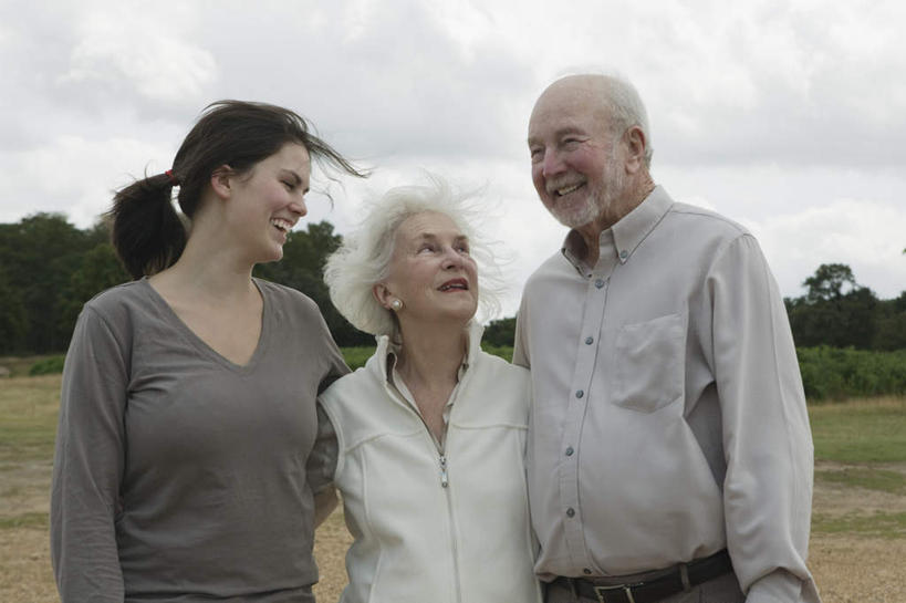 西方人,老年人,头发,三个人,家庭,夫妻,祖母,祖父,站,抱,笑,微笑,露齿笑,横图,室外,白天,正面,衬衫,爱情,草地,草坪,植物,欧洲,欧洲人,服装,乌云,云,阴天,云朵,浪漫,云彩,注视,休闲装,草,树,树木,衣服,绿色,白色,天空,自然,天,观察,看,站着,休闲,温暖,温馨,一家人,休闲服,恩爱,恋人,服饰,生长,奶奶,爷爷,成长,抱着,观看,祖孙,和睦,察看,搂着,昏暗,阴沉,关注,外婆,外孙女,外祖母,外公,外祖父,老年男性,老年女性,男人,男性,年轻女性,女人,女性,白种人,夫妇,情侣,孙女,搂,站立,半身,彩图,衬衣,伴侣,融洽