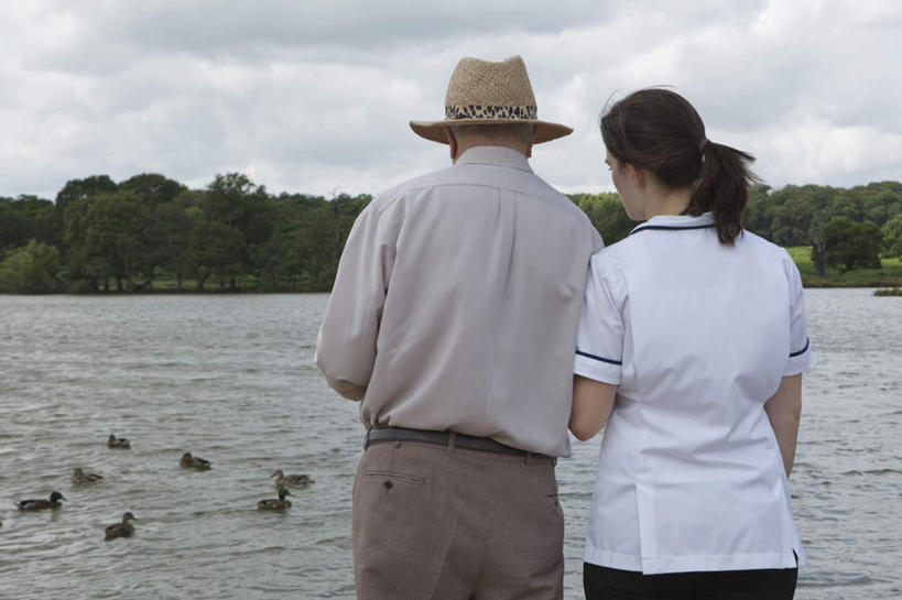 西方人,两个人,病人,护士,站,横图,室外,白天,工作服,衬衫,制服,湖,湖泊,水,植物,帽子,欧洲,欧洲人,许多,阴影,光线,鸭子,影子,湖面,水流,水面,云,云朵,云彩,树,树木,背面,蓝色,绿色,白云,蓝天,天空,阳光,自然,遮阳帽,湖水,天,扶,站着,生长,晴朗,成长,游动,扶着,白衣天使,病患,工作制服,老年男性,年轻女性,女人,女性,白种人,患者,就医者,晴空,站立,半身,彩图,衬衣,工作套服