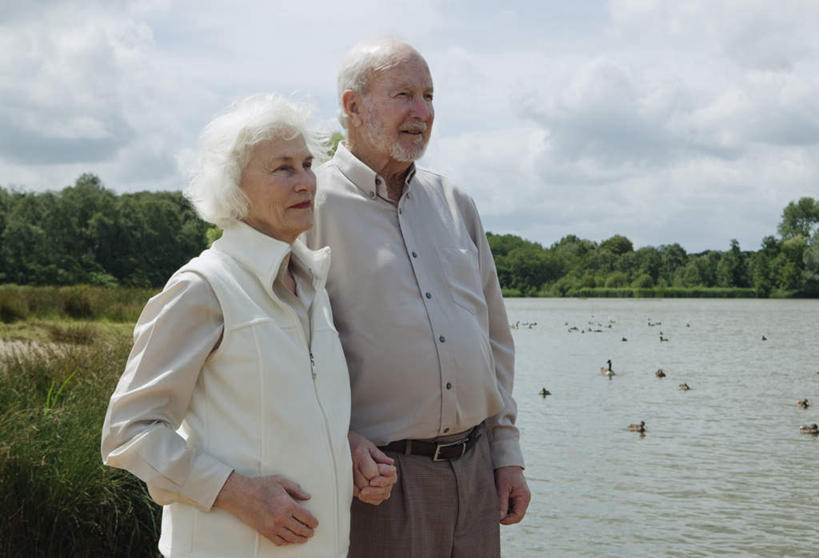 西方人,胡须,头发,两个人,夫妻,站,握手,横图,室外,白天,正面,衬衫,爱情,湖,湖泊,水,植物,欧洲,欧洲人,许多,阴影,服装,光线,鸭子,影子,湖面,水流,水面,云,云朵,浪漫,云彩,注视,休闲装,树,树木,衣服,蓝色,绿色,白色,白云,蓝天,天空,阳光,自然,湖水,天,观察,看,站着,休闲,休闲服,恩爱,恋人,服饰,生长,晴朗,成长,观看,游动,察看,关注,老年男性,老年女性,男人,男性,女人,女性,白种人,胡子,络腮胡,夫妇,情侣,晴空,搀手,拉手,手搀手,手拉手,手牵手,手握手,站立,半身,彩图,衬衣,伴侣