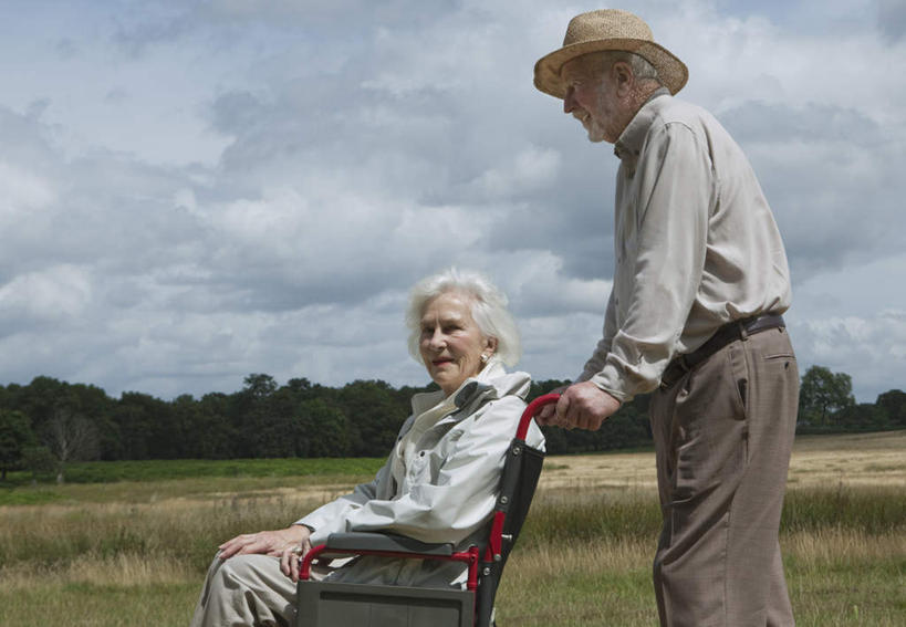 西方人,两个人,夫妻,站,坐,推,笑,微笑,横图,室外,白天,侧面,衬衫,爱情,草地,草坪,植物,帽子,欧洲,欧洲人,阴影,服装,光线,工具,影子,云,云朵,浪漫,云彩,扭头,注视,休闲装,草,树,树木,衣服,蓝色,绿色,白云,蓝天,天空,阳光,自然,轮椅,遮阳帽,天,复健,观察,看,站着,转头,休闲,康复,休闲服,器械,恩爱,恋人,服饰,生长,晴朗,成长,观看,察看,医疗设备,关注,医疗器械,医疗工具,辅助设备,老年男性,老年女性,男人,男性,女人,女性,白种人,夫妇,情侣,晴空,站立,坐着,半身,彩图,衬衣,伴侣