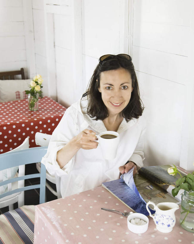 咖啡,西方人,一个人,坐,笑,微笑,露齿笑,竖图,俯视,室内,白天,幸福,餐桌,桌子,杯子,花瓶,椅子,欧洲,欧洲人,仅一个女性,仅一个人,握,服装,盛开,布料,瓷器,方格,格子,墨镜,眼镜,木椅,墙,咖啡杯,陶瓷制品,拿,花蕾,布纹,拿着,注视,休闲装,娱乐,墙壁,墙面,玻璃制品,桌布,花,花瓣,花朵,鲜花,饮料,衣服,玻璃瓶,餐巾,瓶子,太阳镜,太阳眼镜,台布,花苞,花蕊,观察,看,仅一个中年女性,享受,休闲,温馨,休闲服,遮阳镜,放松,乐趣,握着,服饰,餐台,观看,察看,提神,舒适,关注,咖啡店,瓷杯,醒脑,咖啡屋,软饮料,女人,女性,中年女性,白种人,坐着,半身,彩图,高角度拍摄,咖啡馆