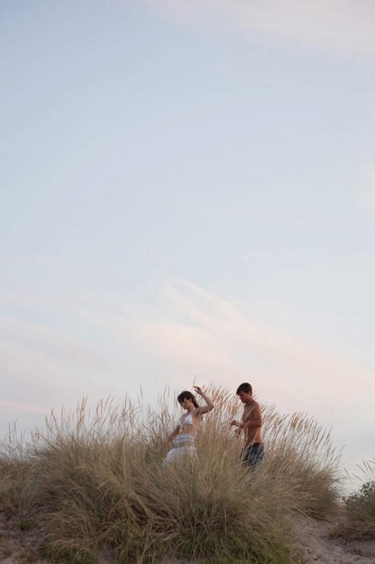 西方人,两个人,夫妻,站,举,竖图,室外,白天,仰视,爱情,日落,植物,欧洲,欧洲人,阴影,服装,枯萎,光线,影子,晚霞,霞光,云,云朵,落日,枯草,浪漫,云彩,休闲装,草,衣服,黄色,蓝色,白云,蓝天,天空,阳光,黄昏,天,托,站着,休闲,休闲服,彩霞,恩爱,恋人,服饰,晴朗,夕照,男人,男性,年轻男性,年轻女性,女人,女性,白种人,夫妇,情侣,晴空,夕阳,举起,举手,举着,向上举,向上伸,向上托,站立,彩图,低角度拍摄,全身,伴侣,斜阳