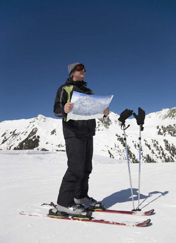 西方人,一个人,站,竖图,室外,白天,仰视,安全,山,雪,雪山,大雪,道路,地图,欧洲,欧洲人,仅一个男性,仅一个人,仅一个中年男性,握,阴影,服装,光线,信息,工具,器材,眼镜,影子,冰,积雪,山峰,雪景,冬季,冬天,防护,交通,山峦,拿,拿着,注视,方向,运动器械,衣服,蓝色,蓝天,天空,阳光,天,观察,看,站着,温暖,器械,健身器械,寒冷,握着,服饰,晴朗,拐杖,观看,引导,指引,保暖,护目镜,保护,滑雪板,滑雪杖,察看,冰冷,御寒,关注,保险,健身器材,滑雪服,滑雪装备,万里无云,保全,周全,安稳,安定,严寒,辅助设备,冰凉,酷寒,凛冽,凛凛,极冷,安全防护眼镜,风镜,竞技服,旅游服,冬装,平安,男人,男性,中年男性,白种人,晴空,晴空万里,站立,彩图,低角度拍摄,全身,导航,防护眼镜,运动器材