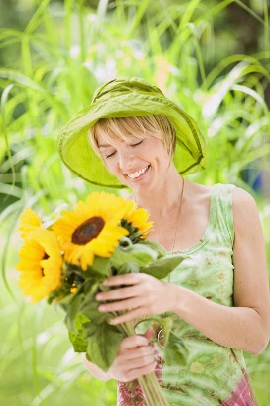 西方人,一个人,站,捧,笑,微笑,露齿笑,竖图,室外,白天,正面,裙子,爱情,幸福,草地,草坪,太阳,植物,向日葵,帽子,欧洲,欧洲人,仅一个女性,仅一个人,许多,阴影,花纹,连衣裙,朦胧,模糊,盛开,光线,图案,影子,花蕾,注视,草,花,花瓣,花朵,鲜花,树,树木,黄色,绿色,阳光,自然,遮阳帽,花苞,花蕊,观察,看,站着,仅一个中年女性,生长,成长,观看,察看,关注,光辉,沉默,忠诚,勇敢,投缘,爱慕,高傲,朝阳花,葵花,望日莲,向阳花,转日莲,女人,女性,中年女性,白种人,端,端着,捧着,手捧,站立,半身,彩图