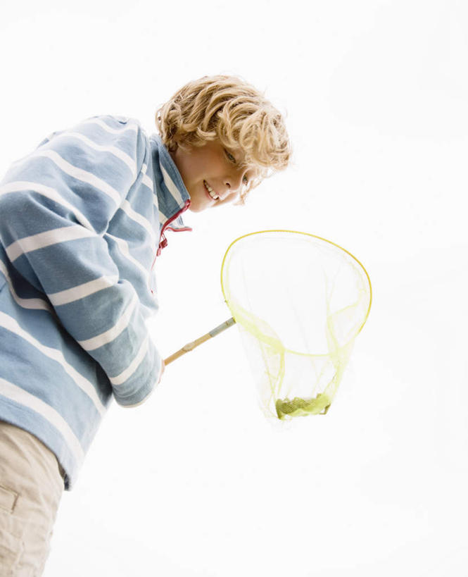 西方人,儿童,一个人,站,笑,微笑,露齿笑,竖图,室外,白天,仰视,纯洁,欧洲,欧洲人,仅一个男性,仅一个人,握,阴影,条纹,服装,光线,影子,拿,拿着,注视,休闲装,小孩,衣服,天空,阳光,天,观察,看,站着,仅一个小孩,休闲,休闲服,金色,可爱,童年,童趣,握着,服饰,渔网,观看,渔具,察看,关注,抓捕,捕捞,鱼网,童真,烂漫,无邪,拉网,捕捞工具,天真,男孩,男人,男性,白种人,孩子,卷发,站立,半身,彩图,低角度拍摄,男生