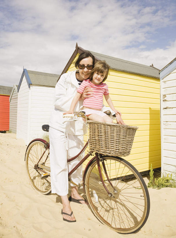 西方人,儿童,中年人,两个人,家庭,母亲,女儿,家,站,抱,笑,微笑,露齿笑,竖图,室外,白天,正面,纯洁,沙滩,自行车,欧洲,欧洲人,阴影,服装,光线,墨镜,沙子,眼镜,影子,房屋,墙,屋顶,屋子,海岸,云,云朵,沙地,云彩,顶棚,注视,休闲装,楼房,墙壁,墙面,住宅,车,脚踏车,小孩,衣服,粉色,蓝色,白色,白云,蓝天,天空,阳光,太阳镜,太阳眼镜,交通工具,天,观察,看,站着,休闲,温暖,温馨,母女,一家人,休闲服,遮阳镜,可爱,母爱,童年,童趣,服饰,晴朗,抱着,观看,和睦,察看,搂着,关注,载具,童真,烂漫,无邪,天真,女孩,女人,女性,中年女性,白种人,孩子,海滩,晴空,搂,搂抱,站立,彩图,全身,房子,融洽,女生