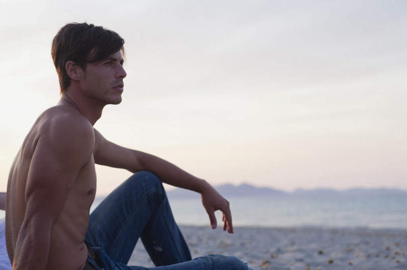 西方人,一个人,坐,横图,室外,白天,侧面,海浪,海洋,日落,沙滩,欧洲,欧洲人,仅一个男性,仅一个人,阴影,裤子,光线,沙子,影子,海岸,浪花,晚霞,霞光,云,云朵,落日,沙地,云彩,注视,牛仔裤,仅一个年轻男性,天空,阳光,海水,黄昏,天,观察,看,彩霞,观看,察看,关注,海景,夕照,男人,男性,年轻男性,白种人,大海,风浪,海,海水的波动,海滩,近岸浪,涌浪,夕阳,屈膝,坐着,半身,彩图,斜阳