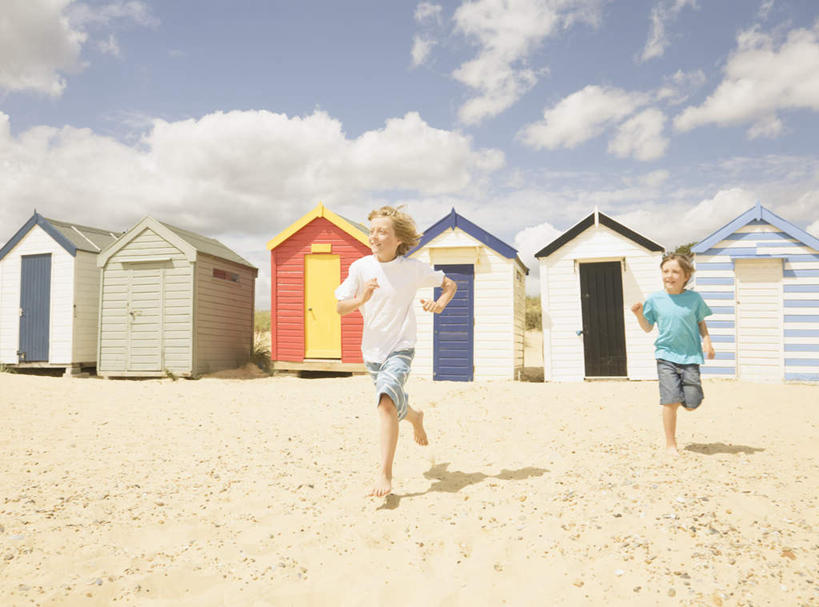 西方人,儿童,两个人,家庭,兄弟,家,笑,微笑,露齿笑,横图,室外,白天,正面,纯洁,沙滩,欧洲,欧洲人,一排,许多,奔驰,阴影,服装,整齐,光线,沙子,影子,房屋,墙,屋子,海岸,云,云朵,沙地,云彩,注视,休闲装,楼房,墙壁,墙面,住宅,排列,小孩,衣服,蓝色,白云,蓝天,天空,阳光,天,奔跑,观察,看,休闲,温暖,温馨,一家人,休闲服,可爱,童年,童趣,服饰,晴朗,观看,和睦,察看,队列,关注,童真,烂漫,无邪,天真,男孩,男人,男性,白种人,海滩,晴空,彩图,全身,房子,融洽,男生