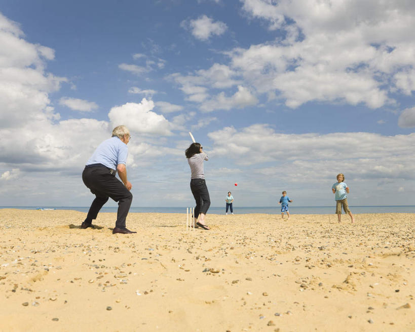 西方人,儿童,老年人,三个人,家庭,祖父,站,横图,室外,白天,仰视,锻炼,纯洁,运动,海浪,海洋,沙滩,欧洲,欧洲人,弯腰,握,阴影,服装,光线,击球,沙子,影子,海岸,浪花,水平线,云,云朵,辽阔,球棒,海平线,沙地,拿,云彩,拿着,休闲装,运动器械,球,小孩,衣服,蓝色,白云,蓝天,天空,阳光,海水,天,站着,休闲,广阔,温暖,温馨,一家人,休闲服,健身器械,可爱,童年,童趣,握着,服饰,晴朗,爷爷,祖孙,一望无际,和睦,健身器材,海景,童真,烂漫,无邪,外公,外祖父,外孙,板球,外孙子,弯身,无边无际,一马平川,体育,天真,老年男性,男孩,男人,男性,白种人,孩子,孙子,大海,风浪,海,海水的波动,海滩,近岸浪,涌浪,晴空,站立,彩图,低角度拍摄,全身,健身,融洽,水天相接,水天一线,运动器材,男生