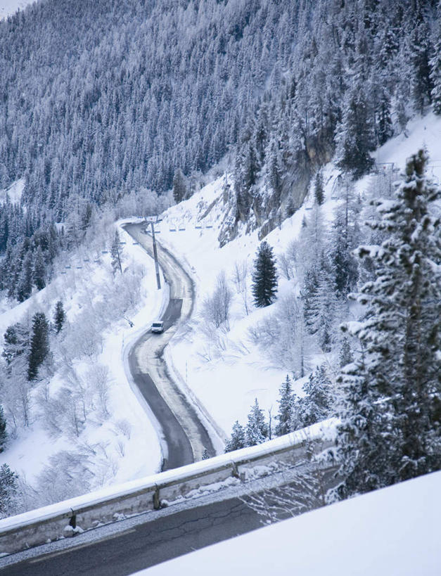 无人,栏杆,竖图,俯视,航拍,室外,白天,旅游,度假,美景,森林,山,山脉,树林,雪,植物,大雪,道路,路,公路,弯曲,积雪,景观,山峰,雪景,冬季,冬天,围栏,交通,山峦,娱乐,护栏,树,树木,绿色,自然,群山,享受,休闲,景色,放松,寒冷,蜿蜒,生长,成长,鸟瞰,自然风光,严寒,马路,彩图,高角度拍摄