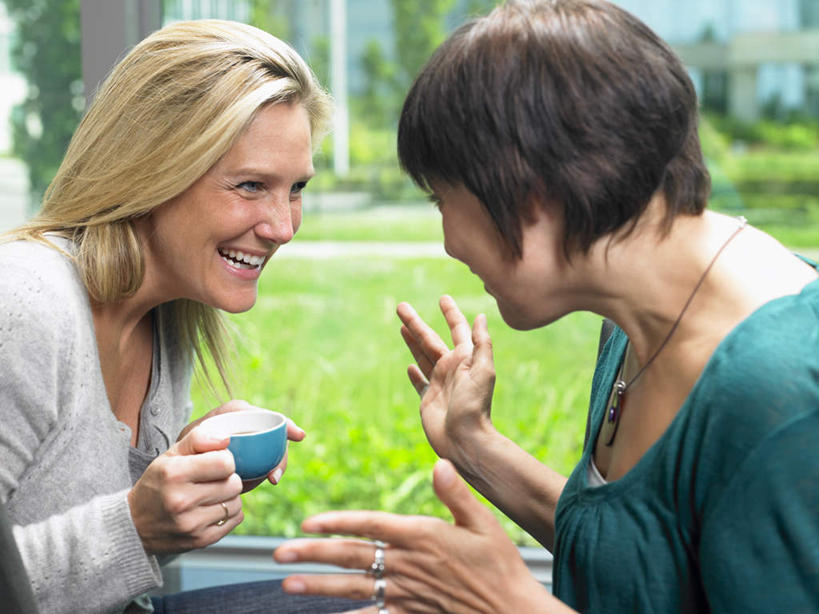 西方人,两个人,伙伴,朋友,商务人士,商务女性,办公室,坐,笑,说,微笑,露齿笑,横图,室内,白天,正面,讨论,友谊,合作,团队,草地,草坪,植物,窗户,杯子,项链,椅子,欧洲,欧洲人,握,套装,瓷器,咖啡杯,陶瓷制品,拿,拿着,注视,玻璃窗,相视,装饰品,草,树,树木,绿色,自然,会议椅,饰品,首饰,观察,看,面对面,战略,握着,生长,成长,观看,对视,办公椅,察看,互视,关注,瓷杯,相对,商务装,工薪阶层,相看,联合,合谋,商务椅,培训椅,茶水间,交流,配合,协作,女人,女性,中年女性,白种人,白领,上班族,沟通,讲话,交谈,商讨,说话,谈话,坐着,半身,彩图