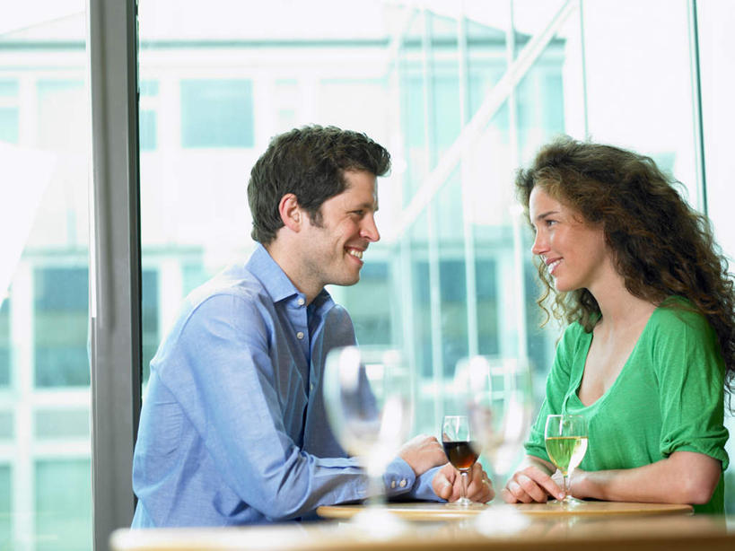 红酒,葡萄酒,西方人,两个人,家庭,夫妻,家,坐,笑,说,微笑,露齿笑,横图,室内,白天,侧面,衬衫,爱情,讨论,餐桌,窗户,桌面,桌子,杯子,欧洲,欧洲人,服装,高脚杯,房屋,屋子,红酒杯,白葡萄酒,酒类,浪漫,注视,休闲装,楼房,玻璃窗,相视,住宅,玻璃制品,酒,饮料,衣服,蓝色,绿色,酒杯,观察,看,休闲,温暖,温馨,一家人,面对面,休闲服,红葡萄酒,恩爱,约会,恋人,服饰,餐台,观看,对视,和睦,察看,互视,葡萄酒杯,关注,相对,相看,交流,男人,男性,年轻女性,女人,女性,中年男性,白种人,年轻人,卷发,夫妇,情侣,玻璃杯,沟通,讲话,交谈,商讨,说话,谈话,坐着,半身,彩图,衬衣,房子,伴侣,融洽