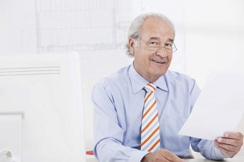 西方人,头发,一个人,商务人士,商务男性,办公室,坐,横图,室内,白天,正面,衬衫,电脑,显示器,鼠标,键盘,桌面,桌子,欧洲,欧洲人,仅一个男性,仅一个人,握,套装,网络,材料,档案,文件,眼镜,纸,办公桌,墙,领带,拿,拿着,注视,输入设备,通讯设备,墙壁,墙面,白色,手稿,资料,观察,看,仅一个老年男性,台式电脑,握着,观看,老花镜,证明,察看,象征,庄重,关注,文档,通信设备,商务装,身份,工薪阶层,输出设备,正式,地位,远视眼镜,老年男性,男人,男性,白种人,白领,上班族,坐着,半身,彩图,衬衣