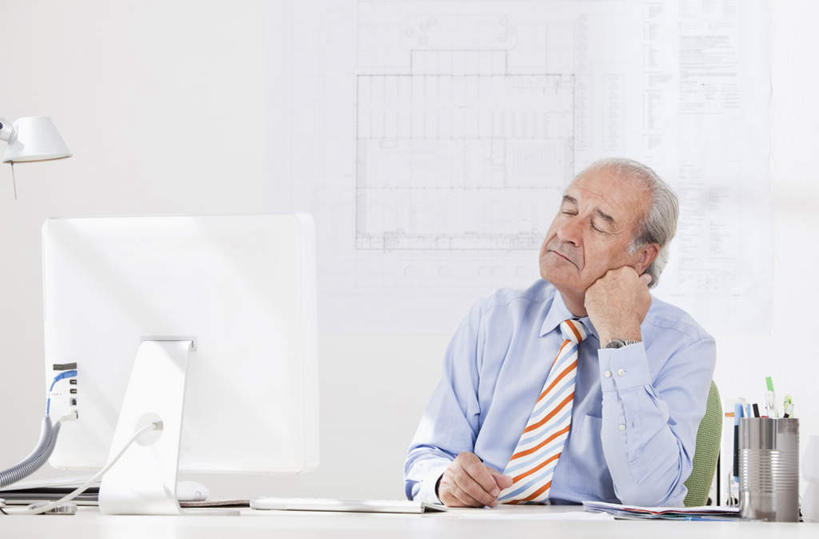 西方人,一个人,商务人士,商务男性,办公室,坐,闭眼,睡,横图,室内,白天,正面,衬衫,电脑,显示器,鼠标,键盘,桌面,桌子,笔筒,欧洲,欧洲人,仅一个男性,仅一个人,撑,套装,网络,材料,档案,文件,纸,办公桌,墙,领带,托腮,输入设备,通讯设备,墙壁,墙面,容器,手稿,资料,托,仅一个老年男性,器皿,台式电脑,储藏,证明,象征,庄重,储存,托下巴,文档,通信设备,商务装,身份,工薪阶层,输出设备,正式,地位,插笔器具,文房用具,老年男性,男人,男性,白种人,白领,上班族,闭眼睛,闭着眼,闭着眼睛,困,困觉,寝息,睡觉,坐着,半身,彩图,衬衣,贮存