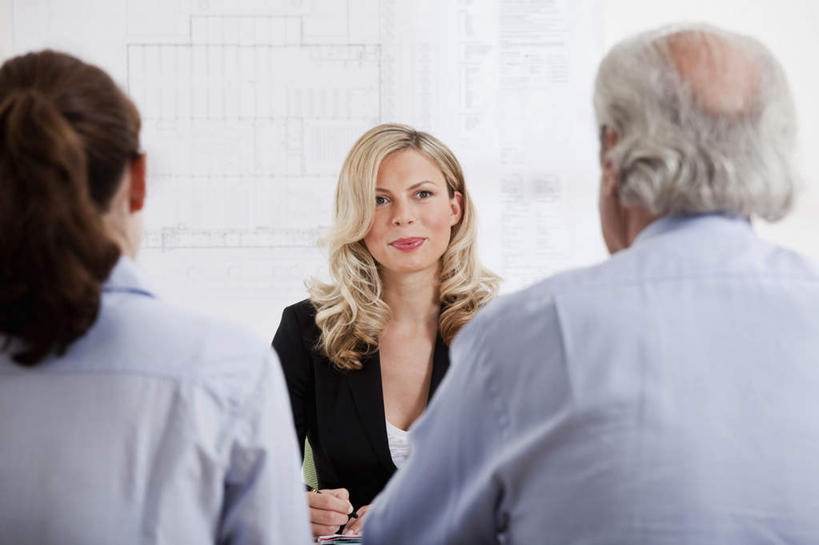 西方人,背部,三个人,伙伴,朋友,商务人士,商务男性,商务女性,办公室,会议室,坐,笑,说,微笑,横图,室内,白天,正面,衬衫,讨论,友谊,合作,团队,桌子,欧洲,欧洲人,套装,开会,会议,笔,办公桌,墙,办公用品,注视,相视,墙壁,墙面,文具,学习用品,观察,看,面对面,战略,观看,对视,文具用品,察看,互视,关注,相对,商务装,工薪阶层,相看,联合,合谋,交流,配合,协作,老年男性,男人,男性,年轻女性,女人,女性,白种人,白领,上班族,沟通,讲话,交谈,商讨,说话,谈话,坐着,半身,彩图,衬衣