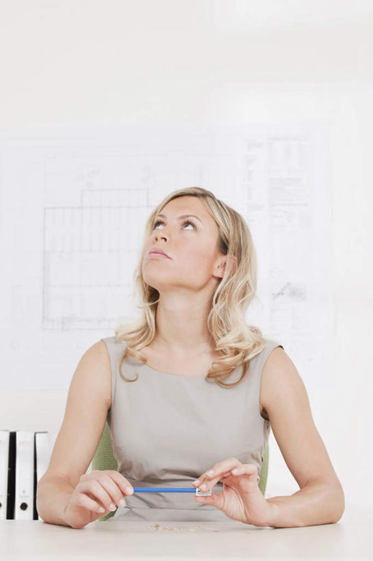 西方人,一个人,商务人士,商务女性,办公室,坐,竖图,室内,白天,正面,桌面,桌子,欧洲,欧洲人,仅一个女性,仅一个人,握,套装,笔,图纸,办公桌,墙,办公用品,设计图,拿,拿着,注视,墙壁,墙面,文具,铅笔,学习用品,观察,看,仅一个中年女性,金色,握着,观看,文具用品,察看,卷笔刀,关注,商务装,工程图,草图,蓝图,削笔刀,工薪阶层,削笔机,女人,女性,中年女性,白种人,长发,卷发,白领,上班族,设计,抬头,仰头,坐着,半身,彩图