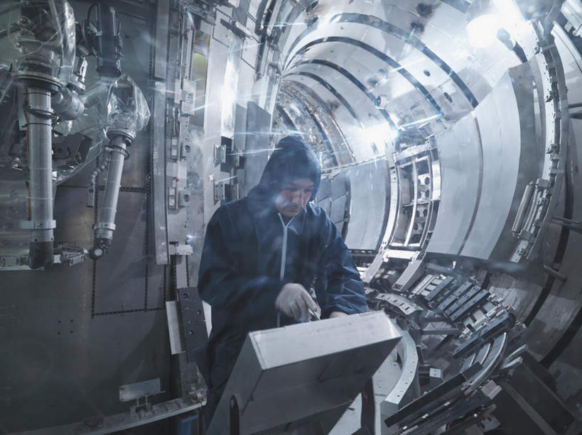 西方人,一个人,科学家,站,横图,室内,白天,正面,工作服,制服,安全,零件,电路,金属制品,照明,欧洲,欧洲人,仅一个男性,仅一个人,仅一个中年男性,关闭,敲打,阴影,光线,金属,影子,柱子,墙,灯光,防护,注视,输入,顶灯,开关,墙壁,墙面,灯,蓝色,灰色,按钮,手套,灯具,打开,打字,观察,看,站着,发电厂,发电站,观看,保护,点击,敲击,照亮,核电站,核能,察看,开启,科研人员,照明设备,关注,保险,研究者,科学研究者,保全,周全,安稳,安定,防护手套,闭合,工作制服,核电厂,平安,按键,男人,男性,中年男性,白种人,科学工作者,站立,半身,彩图,工作套服