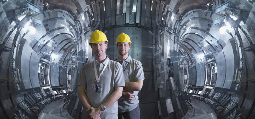 西方人,两个人,同事,科学家,站,笑,双手交叉,微笑,露齿笑,横图,室内,白天,正面,工作服,制服,成功,合作,团队,集体,信心,零件,电路,帽子,金属制品,照明,欧洲,欧洲人,关闭,阴影,光线,金属,材料,档案,头盔,文件,影子,纸,柱子,墙,灯光,注视,标识,吊牌,队伍,顶灯,开关,墙壁,墙面,灯,两个,黄色,灰色,安全帽,按钮,手稿,胸牌,资料,灯具,打开,观察,看,站着,发电厂,发电站,观看,证明,照亮,核电站,核能,察看,徽章,领导,双手抱胸,开启,科研人员,照明设备,成就,关注,文档,研究者,身份,合伙,领袖,胸章,胸卡,科学研究者,闭合,编号牌,雕刻牌,工号牌,胸号牌,胸徽,员工牌,工作制服,核电厂,男人,男性,年轻男性,白种人,科学工作者,十字手,站立,半身,彩图,工作套服