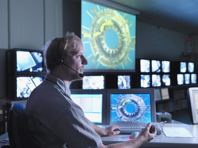 西方人,一个人,科学家,坐,横图,室内,白天,侧面,工作服,制服,通讯,显示器,鼠标,键盘,椅子,欧洲,欧洲人,仅一个男性,仅一个人,一排,握,阴影,整齐,并列,并排,反射,网络,信息,屏幕,影子,墙,拿,拿着,注视,输入设备,通讯设备,显示屏,墙壁,墙面,排列,仅一个年轻男性,灰色,耳机,耳麦,话筒,观察,看,台式电脑,发电厂,发电站,握着,通信,观看,协调,核电站,核能,察看,麦克风,调查,科研人员,队列,关注,扩音器,通信设备,研究者,监视器,平行,监控,蓝牙,蓝牙耳机,传声器,输出设备,考察,监控设备,科学研究者,微音器,工作制服,观测,视察,监控设置,监控装备,核电厂,男人,男性,年轻男性,白种人,科学工作者,坐着,半身,彩图,工作套服