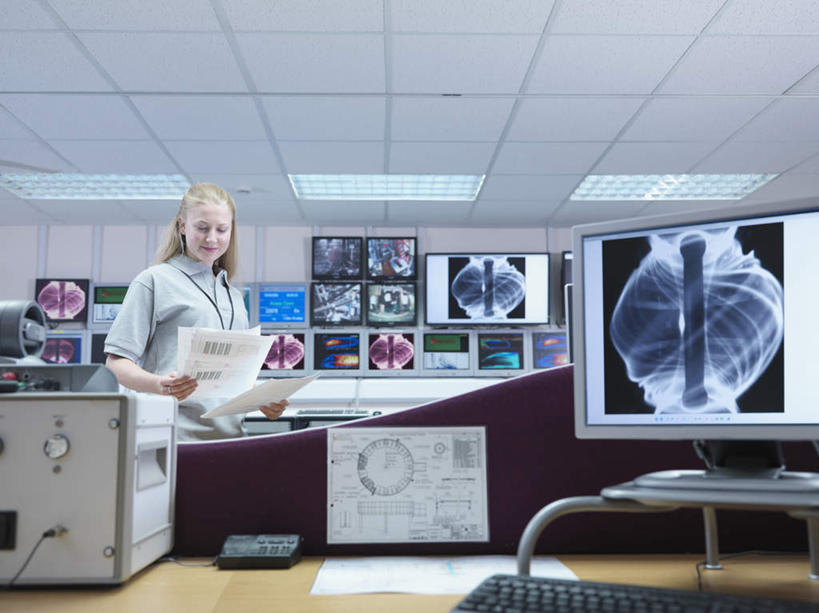 西方人,一个人,科学家,站,横图,室内,白天,正面,工作服,制服,电脑,显示器,鼠标,键盘,桌子,照明,欧洲,欧洲人,仅一个年轻女性,仅一个女性,仅一个人,握,阴影,光线,网络,材料,档案,屏幕,文件,影子,纸,办公桌,灯光,拿,拿着,注视,输入设备,通讯设备,标识,吊牌,显示屏,顶灯,灯,手稿,胸牌,资料,灯具,低头,观察,看,站着,台式电脑,发电厂,发电站,握着,观看,证明,照亮,核电站,核能,察看,徽章,调查,科研人员,照明设备,关注,文档,通信设备,研究者,监视器,身份,监控,输出设备,考察,胸章,胸卡,监控设备,科学研究者,编号牌,雕刻牌,工号牌,胸号牌,胸徽,员工牌,工作制服,观测,视察,监控设置,监控装备,核电厂,年轻女性,女人,女性,白种人,科学工作者,站立,半身,彩图,工作套服