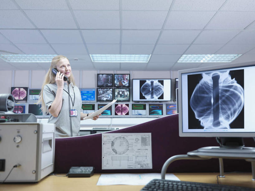 西方人,一个人,科学家,站,打电话,横图,室内,白天,正面,工作服,制服,电脑,显示器,鼠标,键盘,桌子,电话,手机,照明,欧洲,欧洲人,仅一个年轻女性,仅一个女性,仅一个人,握,阴影,光线,网络,材料,档案,屏幕,文件,影子,纸,办公桌,灯光,拿,拿着,注视,输入设备,通讯设备,标识,吊牌,显示屏,顶灯,灯,手稿,胸牌,资料,灯具,观察,看,站着,台式电脑,发电厂,发电站,握着,观看,证明,照亮,核电站,核能,察看,徽章,调查,科研人员,照明设备,关注,文档,通信设备,研究者,监视器,身份,监控,输出设备,考察,胸章,胸卡,监控设备,科学研究者,编号牌,雕刻牌,工号牌,胸号牌,胸徽,员工牌,工作制服,观测,视察,监控设置,监控装备,核电厂,交流,年轻女性,女人,女性,白种人,科学工作者,沟通,通话,站立,半身,彩图,工作套服